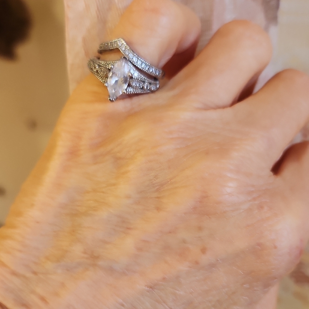 Size 5   Like New!    Elegant Silver Women's Ring with Sparkling Accents - Picture 6 of 6
